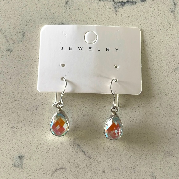 Faceted iridescent teardrop earrings - Picture 3 of 4